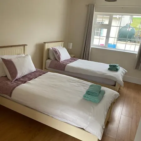 Hillside House- Pine View *