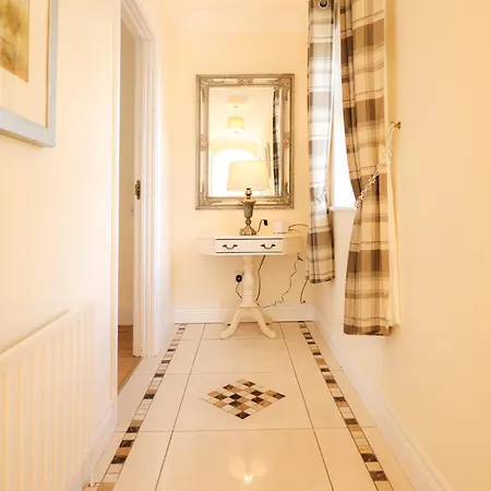 Hillside House- Pine View *