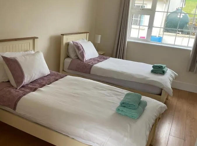 Hillside House- Pine View *